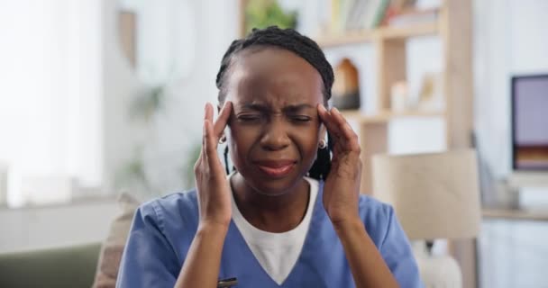 Estrés Dolor Cabeza Enfermera Negra Sofá Con Agotamiento Dolor Frustrada — Vídeos de Stock