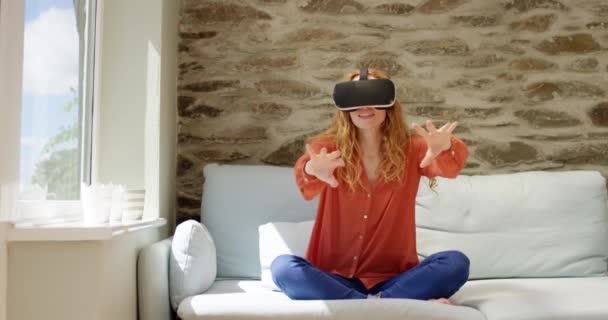 虚拟现实 耳机和沙发上的妇女游戏 放松和未来的技术与数字连接在家里 虚拟现实 眼镜和女孩在沙发上玩网络游戏 或者在客厅里玩 — 图库视频影像