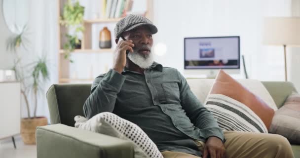 Starszy Mężczyzna Telefon Szczęśliwy Wygraną Lub Informacji Domu Opieki Uroczystości — Wideo stockowe