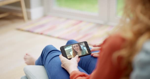 Жінка Руки Відеодзвінки Смартфоном Вдома Щоб Розслабитися Онлайн Друзі Екрані — стокове відео