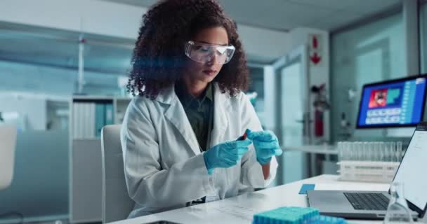 Frasco Para Injetáveis Mulher Cientista Sangue Para Testes Laboratório Cuidados — Vídeo de Stock