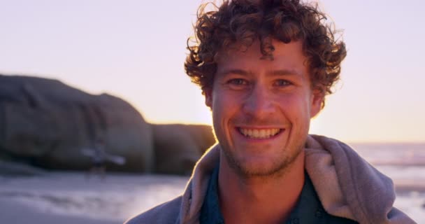 Man Gezicht Glimlach Het Strand Bij Zonsondergang Rust Ontspannen Zomervakantie — Stockvideo