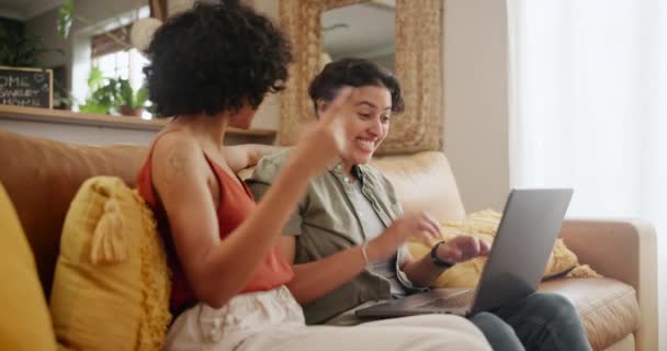 Glückliches Lesbisches Paar Und Laptop Mit Kreditkarte Zum Bezahlen Online — Stockvideo