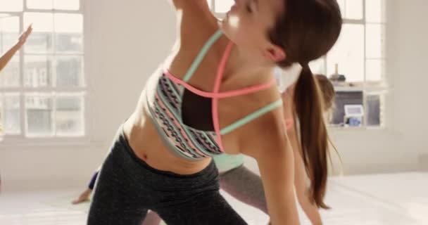 Mujer Instructora Estiradora Clase Yoga Para Pilates Fitness Salud Bienestar — Vídeo de stock