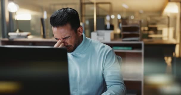 ビジネスマン 片頭痛は 仕事プロジェクトに関するオンライン研究のためのストレスとバーンアウトでオフィスにあります アジア人 コンピュータ 職場での眼の緊張や疲労やデスクでの不安に疲れています — ストック動画