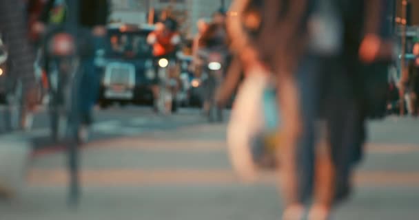 Strada Città Persone Sono Piedi Viaggiare Con Traffico Mattina Pendolare — Video Stock