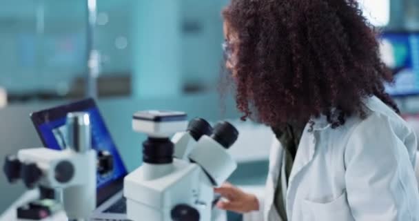 ラップトップ 女性または科学者 顕微鏡検査または化学報告書または医学検査のための研究 オンライン医学の開発またはウイルスニュースのための細菌 タイピングまたは科学更新 — ストック動画