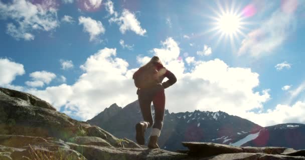 Senderismo Montaña Mujer Aventura Naturaleza Para Explorar Vacaciones Aire Libre — Vídeos de Stock