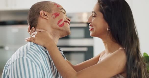 Pareja Feliz Amor Beso Con Lápiz Labial Para Una Cita — Vídeos de Stock