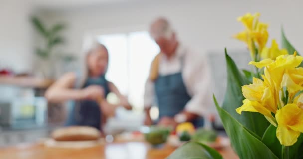Casal Cozinhar Cozinha Para Jantar Refeição Flores Balcão Nutrição Saudável — Vídeo de Stock