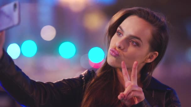 Donna Studente Selfie Città Notte Social Media Rete Online Felice — Video Stock