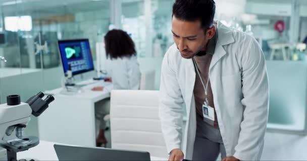 Videnskabsmand Forskning Laptop Tablet Til Laboratorietest Dna Analyse Resultater Medicinsk – Stock-video