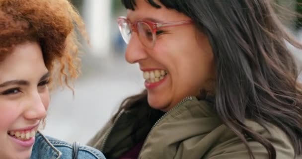 Frau Lesbisch Und Küssen Oder Gesicht Glücklicher Verbindung Der Stadt — Stockvideo
