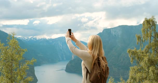 노르웨이 호수에서 블로그에 관광객 미디어 사진의 하이킹 검토를위한 모바일 — 비디오