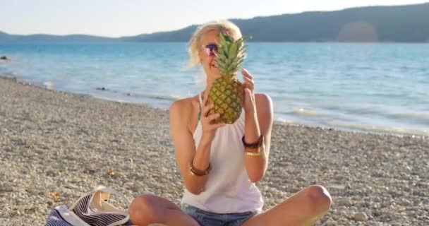 Kobiety Przyjaciele Plaża Lub Zdjęcia Telefonu Komórkowego Social Media Post — Wideo stockowe