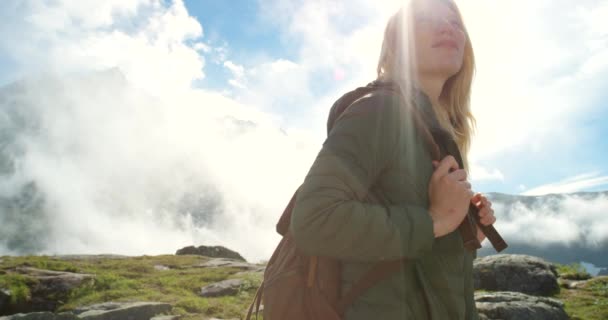 Caminar Montaña Mujer Pensando Hacer Senderismo Aventura Naturaleza Para Explorar — Vídeos de Stock