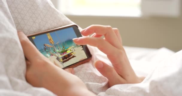 Szekrény Kezek Böngészni Mobiltelefon Képeket Utazási Emlékek Technológia Pihenni Hálószobában — Stock videók