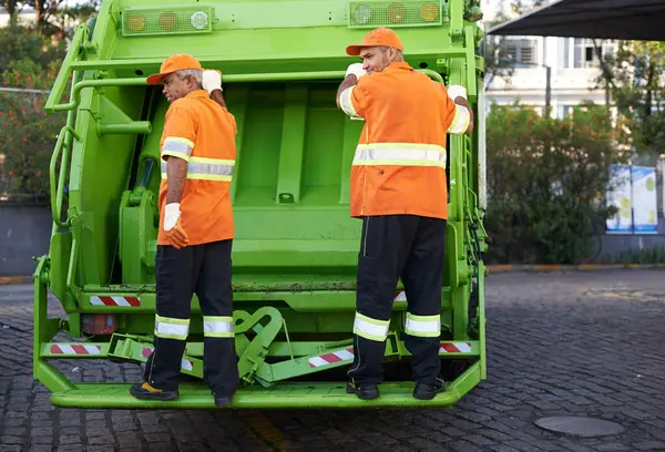 垃圾收集 服务和卡车 用于废物管理和城市日常和清洁的协同工作 再循环和环境与交通 绿色能源与垃圾或街道 — 图库照片
