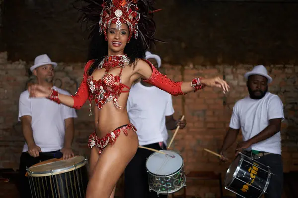 Femme Heureuse Portrait Samba Danseuse Avec Bande Pour Performance Carnaval — Photo