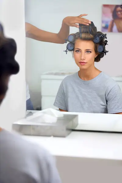 Schoonheid Haarkrulspelden Vrouw Spiegel Van Salon Met Professional Stylist Voor — Stockfoto