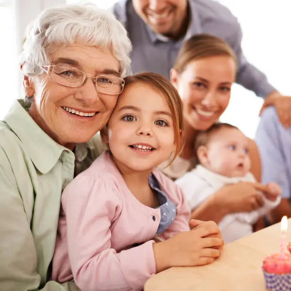 Familie Großmutter Oder Kleines Kind Zum Geburtstag Cupcake Und Kerze — Stockfoto