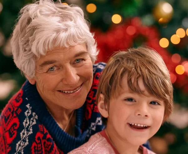 Boże Narodzenie Portret Uroczystość Salonie Babcia Wnuk Uśmiechają Się Szczęścia — Zdjęcie stockowe