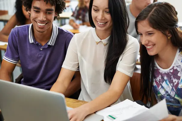 学生或网上电子学习的笔记本电脑在课堂上 作业或项目在大学里 年轻人 在大学时 通过电脑或学术研究对写论文保持微笑或进行合作 — 图库照片