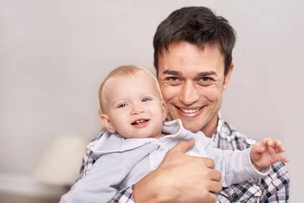 人物形象 男人和微笑 拥抱宝宝 男孩或女孩的感情 关心和爱在家里的结合 育有幼儿或幼儿的男性 父母或父亲 拥抱和幸福 — 图库照片