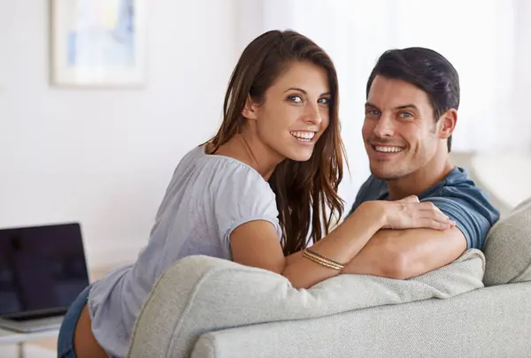 Happy Couple Portrait Relax Sofa Bonding Holiday Weekend Together Home — Stock Photo, Image