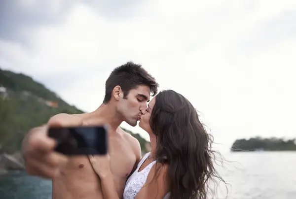 Kus Selfie Koppel Aan Zee Voor Vakantie Vakantie Samen Reizen — Stockfoto