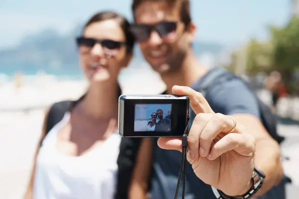 Paar Strand Digitale Camera Voor Selfie Vakantie Met Glimlach Zonnebril — Stockfoto