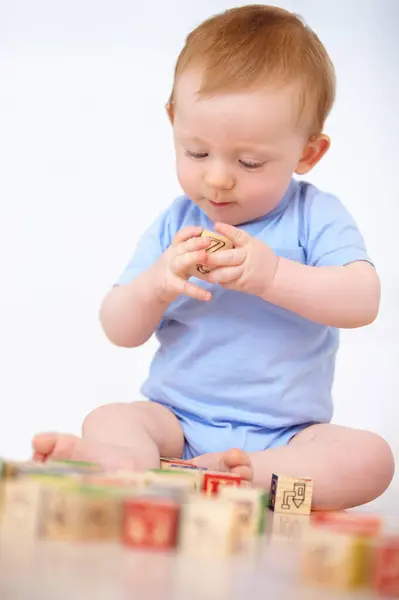 Pojke Baby Och Leka Med Träklossar Eller Leksaker För Barndom — Stockfoto