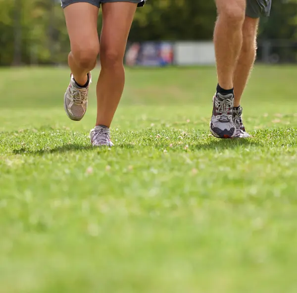 人们为了健康 健康或训练 在草地上跑鞋和特写 一起锻炼 跑腿的人 跑步者和伙伴 为了运动 健康和跑鞋的速度 — 图库照片