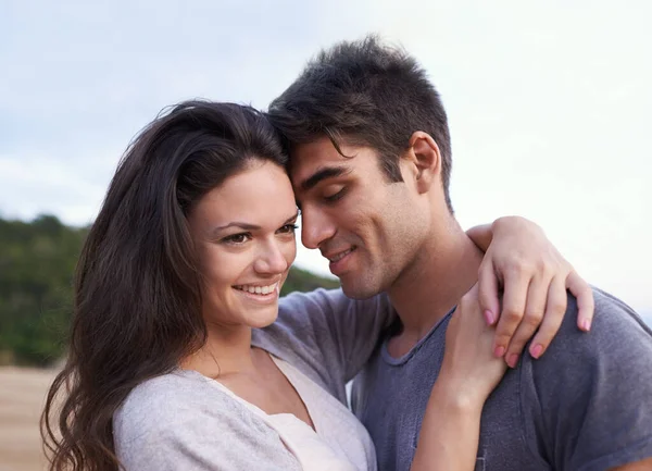 Liebevoll Paaren Umarmen Und Sommer Gemeinsam Den Urlaub Fahren Romantisch — Stockfoto