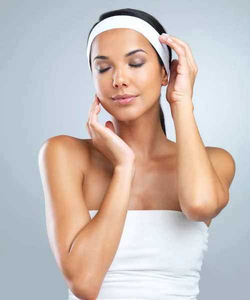 Mulher Headband Brilho Beleza Cuidados Com Pele Cosmetologia Estúdio Sobre — Fotografia de Stock