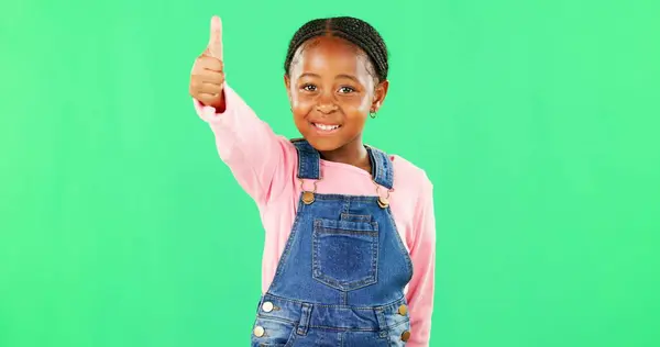 Mała Dziewczynka Twarz Kciuki Góry Zielonym Ekranie Dla Dobrej Pracy — Zdjęcie stockowe