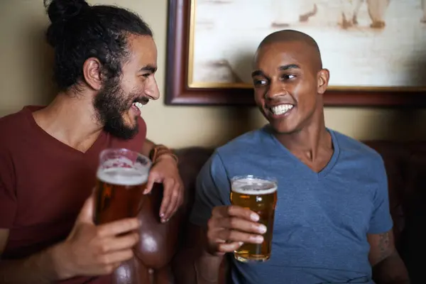 男人和快乐在酒吧与啤酒共度快乐时光 放松或社交活动与交谈 在餐馆或俱乐部里的多样性 人们和饮酒 带着与人交往或庆祝的微笑 — 图库照片