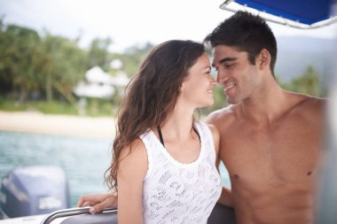 Çift, okyanusta aşk ve tekne tatili ya da tropik ada macerası ya da Hawaii yelken, keşif ya da ulaşım. Erkek, kadın ve göl tatili yaz buluşması, seyahat ya da balayı için.