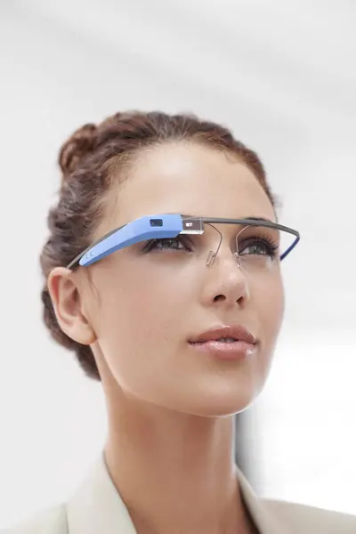 Virtual Reality Verbinding Zakenvrouw Met Slimme Bril Voor Internet Netwerk — Stockfoto