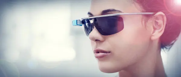 Rozszerzona Rzeczywistość Przyszła Technologia Kobieta Inteligentnych Okularach Łącze Internetowe Makieta — Zdjęcie stockowe