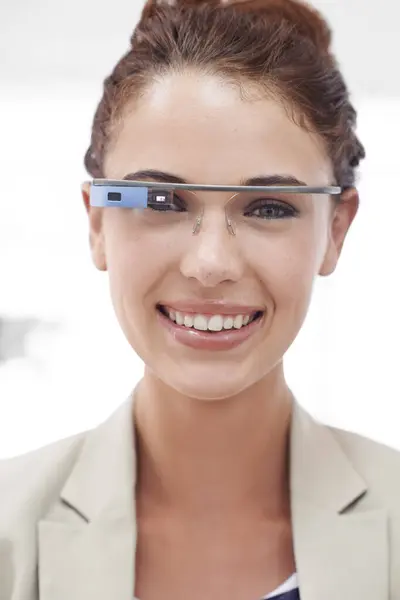 Virtual Reality Portret Zakenvrouw Met Slimme Bril Voor Internetverbinding Kantoor — Stockfoto