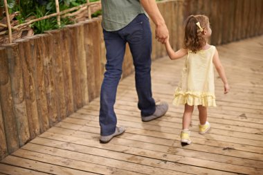 Küçük kız, baba ve aile ile yakınlaşma, macera ya da gezi için el ele tutuşmak. Çocuk ya da çocuğun güvenlik, koruma ya da doğa manzarası için babasıyla birlikte yürümesi..