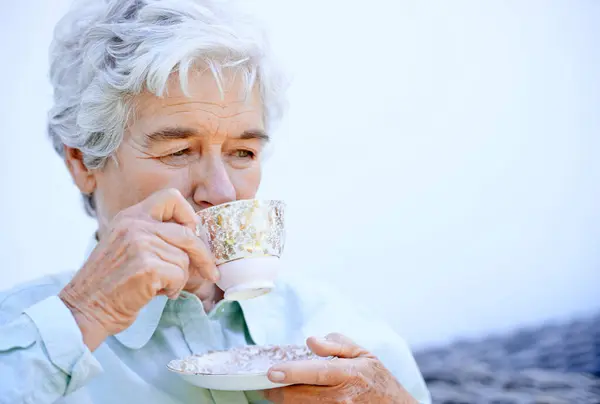 老年妇女 喝咖啡或茶后思考和放松 并在户外保持镇静 老年人 安安静静地举杯 安享晚年 无忧无虑地在养老院喝咖啡休息 — 图库照片