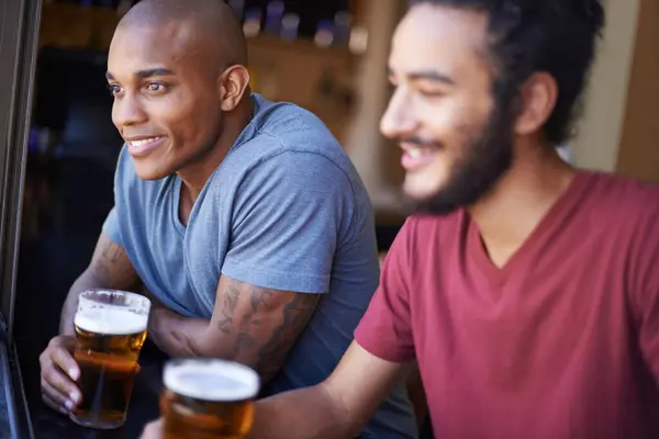 男人和快乐在酒吧与啤酒共度快乐时光 放松或社交活动与窗户相望 在餐馆或俱乐部里 人们和饮酒的多样性 人们在一起欢欢喜喜地微笑着 — 图库照片