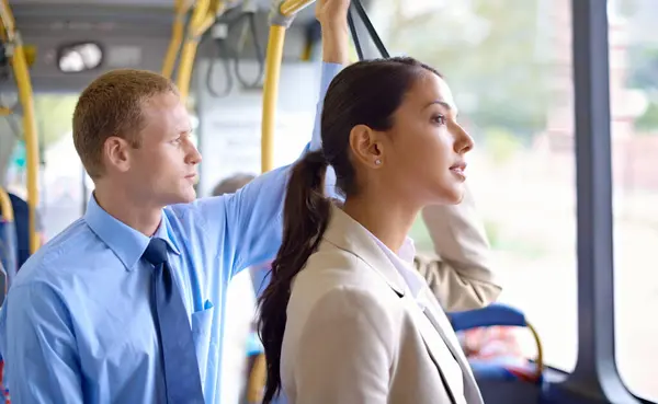 Деловые Люди Стоящие Ездить Общественном Транспорте Автобусе Путешествовать Путешествовать Работу — стоковое фото