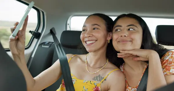 Kadın Arkadaşlar Yolculuktaki Selfie Gülümsemeli Dilli Komik Yüzlü Araba Maceralı — Stok fotoğraf