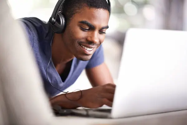 Mann Gesicht Und Musik Mit Laptop Hause Für Internet Streaming — Stockfoto