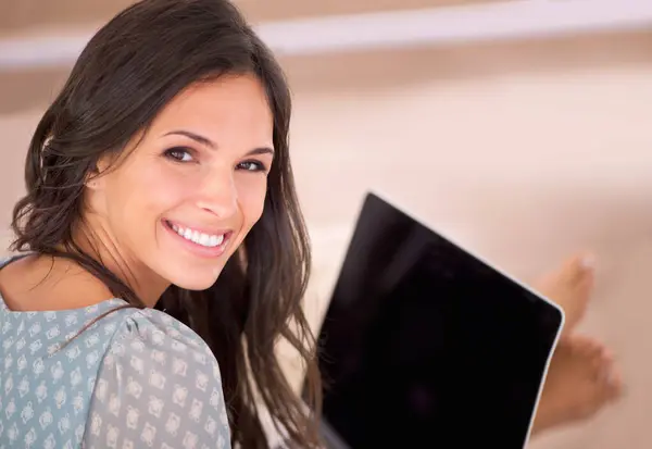 Mulher Laptop Branco Sorriso Sofá Com Trabalho Remoto Casa Sala — Fotografia de Stock