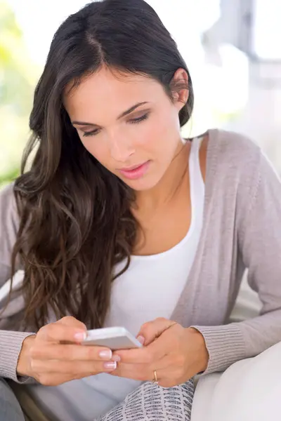 Kobieta Telefon Czytanie Tekstami Sofie Przewijania Wyszukiwania Lub Aktualizacji Blogu — Zdjęcie stockowe