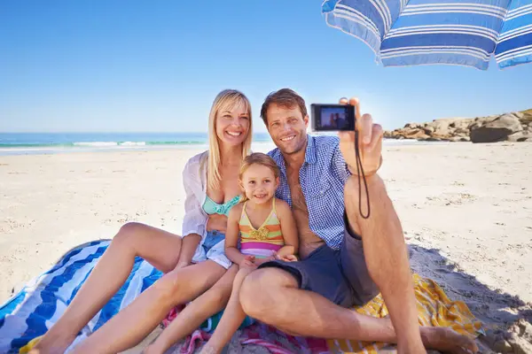 Happy Family Beach Relax Selfie Photography Picture Moment Outdoor Nature — Stock Photo, Image
